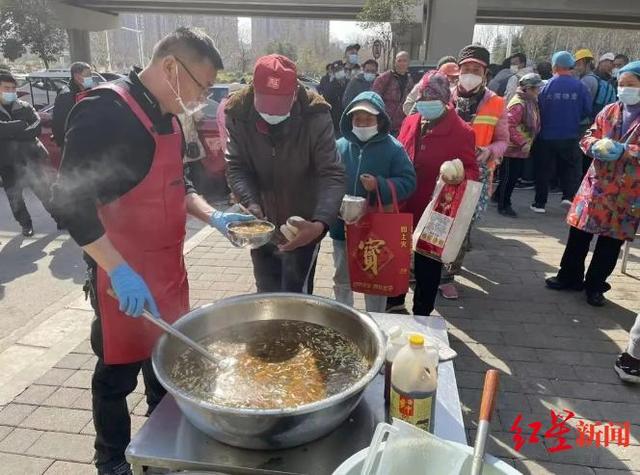 ▲樊敬召等人在桥下送爱心餐。图据郑州日报