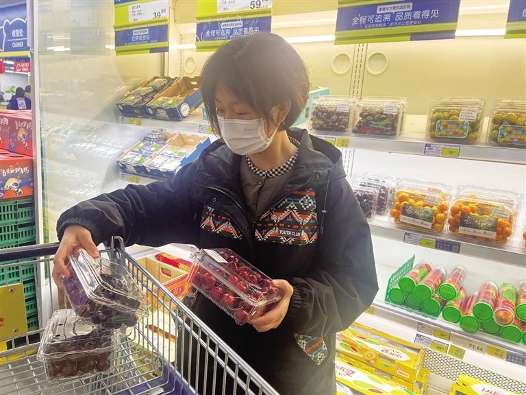     市民选购车厘子