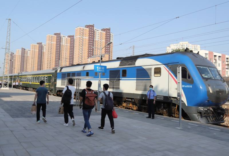 2020年7月24日,乘客准备乘坐通密线列车。新京报记者 王贵彬 摄
