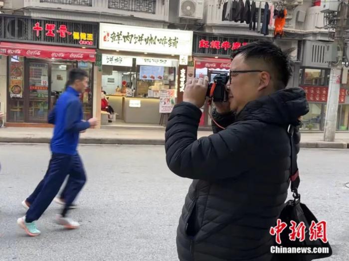 在黄河路拍照的游客。 杨海燕摄