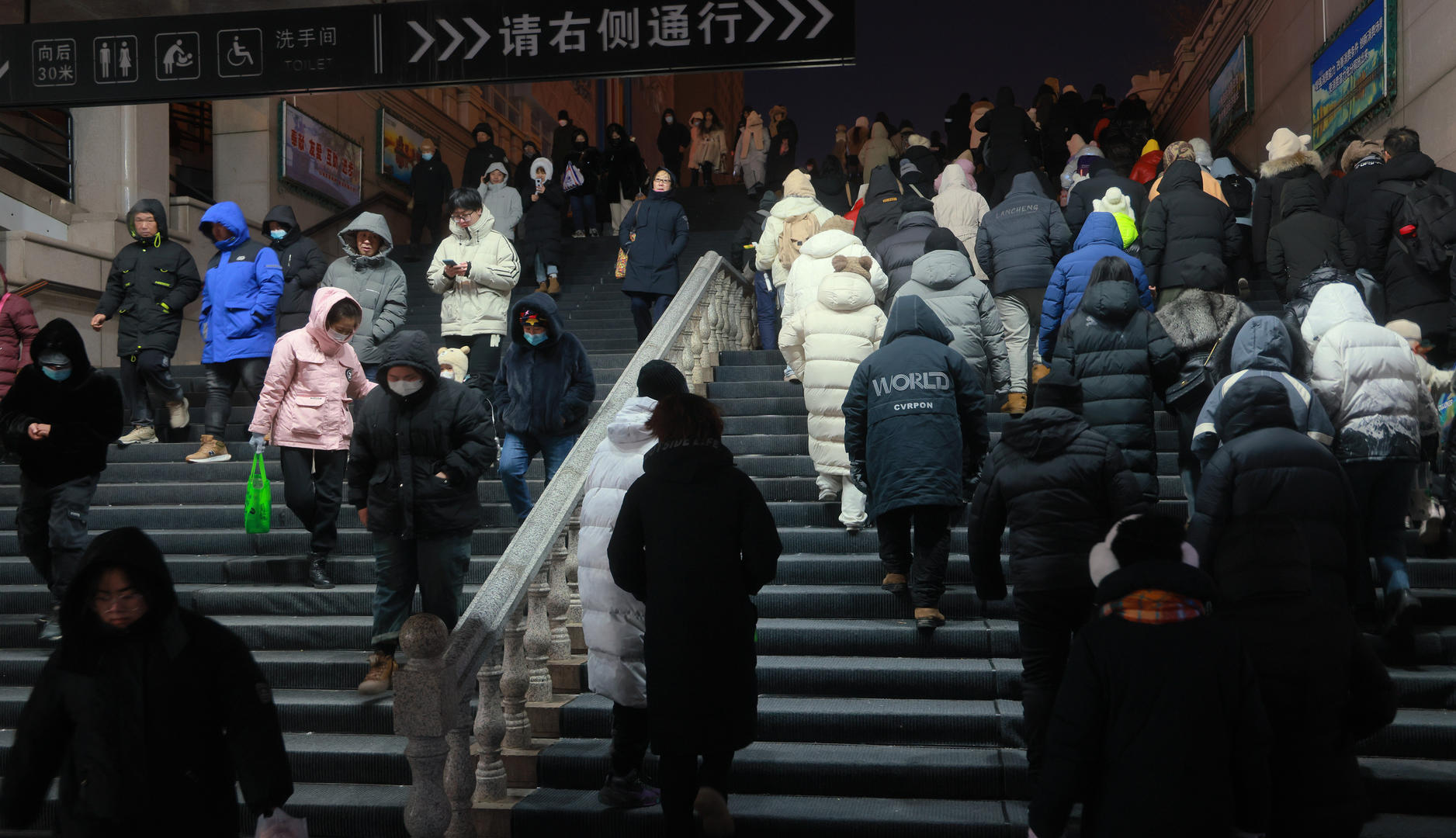 ▲为照顾好不熟悉冰雪路面的南方游客，哈尔滨中央大街的地下通道铺上了地毯。图据视觉中国
