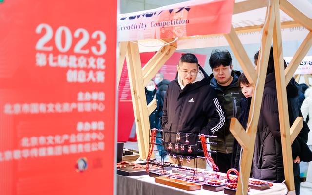 颁奖典礼活动现场,市民驻足购买文创产品。受访者供图