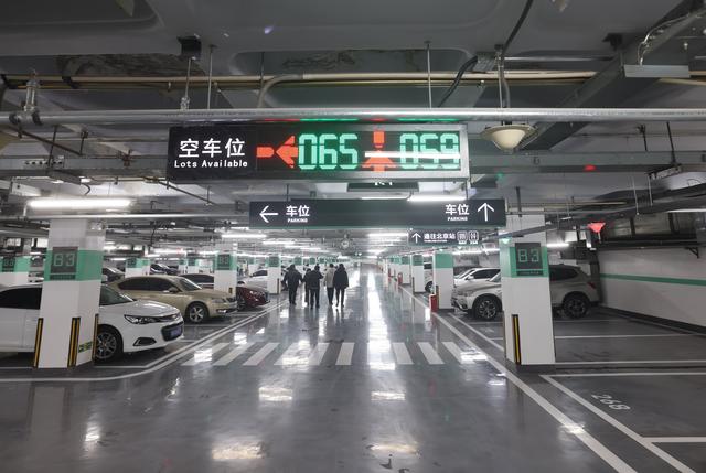 停车场内引入智慧停车系统,实时指引周边空闲停车位数量。新京报记者 王贵彬 摄