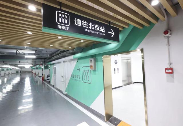 北京站地下停车场完善了无障碍电梯设施。新京报记者 王贵彬 摄