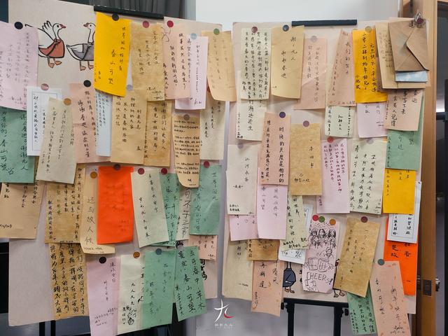 “话剧九人驻城演出季”现场,观众写满纸条。 话剧九人供图
