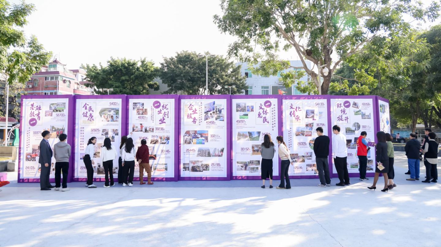 图为与会人员参观“红芯十事”一周年成果图片展现场。