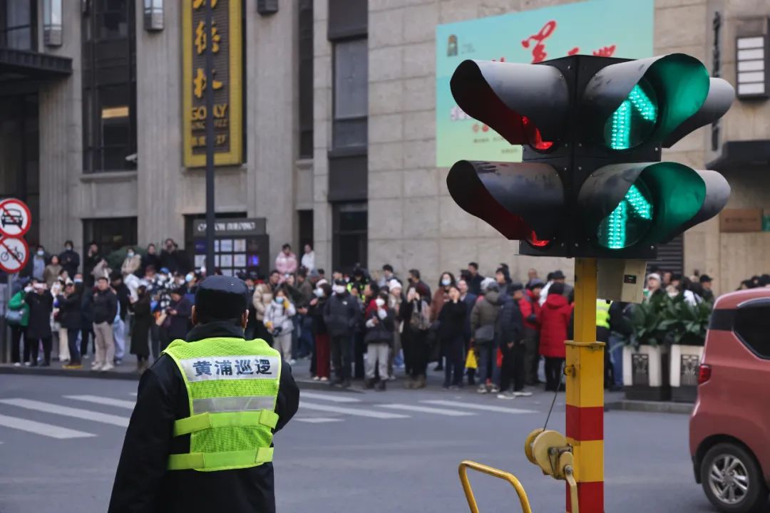 “繁花效应”在上海持续,黄河路增设临时红绿灯确保道路畅通。中新社记者 汤彦俊 摄