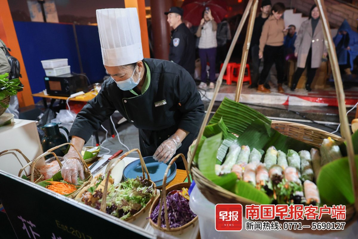 ▲厨师现场制作越南春卷。
