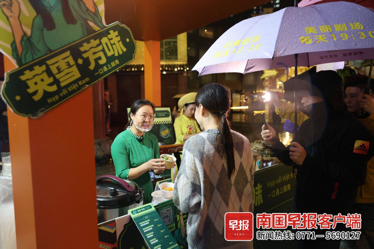 ▲市民在现场品尝越南美食。