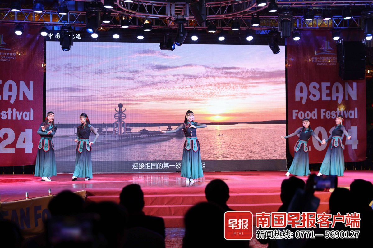 ▲来自抚远的舞蹈表演。