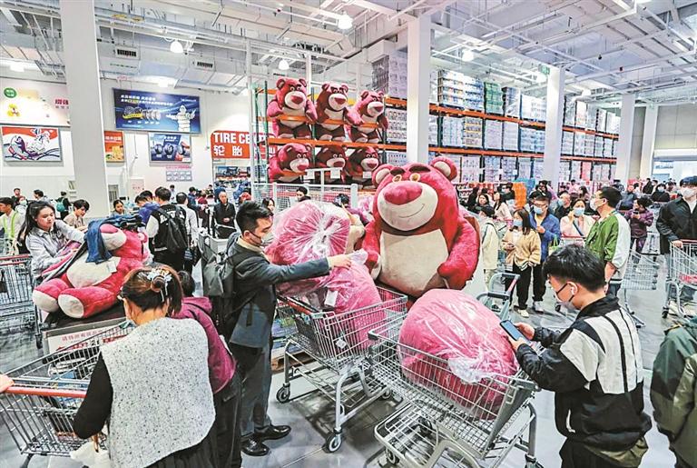 ▲网红产品草莓熊20分钟便售罄。 深圳报业集团记者 何龙 摄