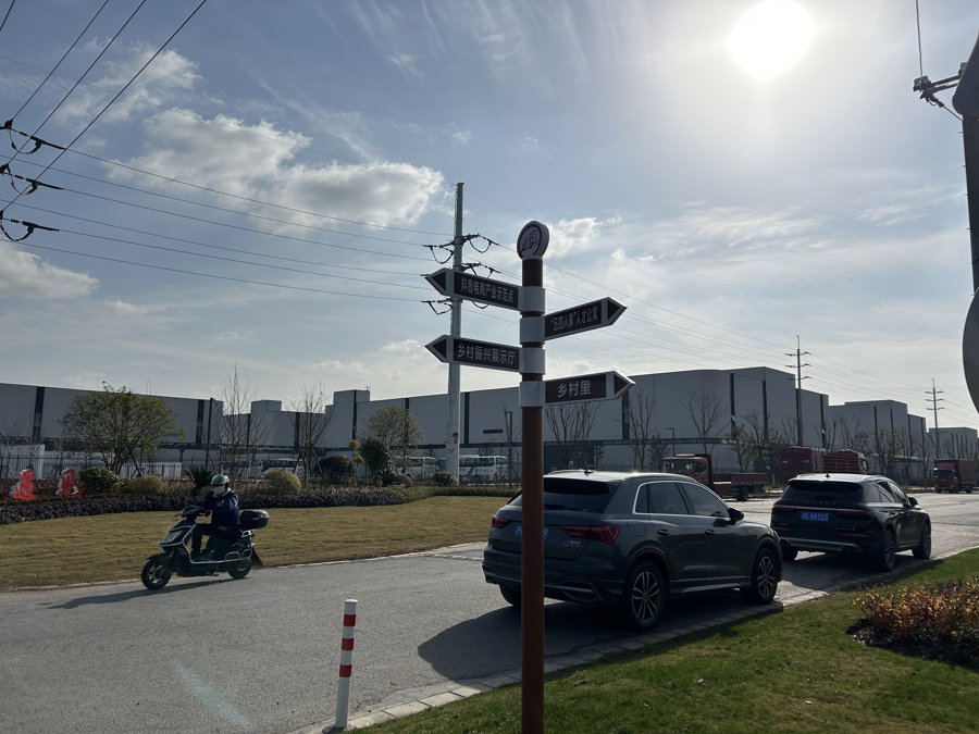国际氢能谷,与五四村最近的民宅仅一路之隔 沈思怡/摄