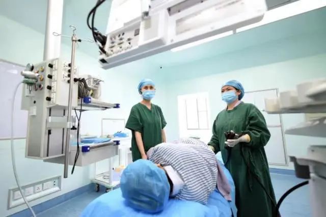医生为病人做检查。深圳特区报记者 何龙 摄