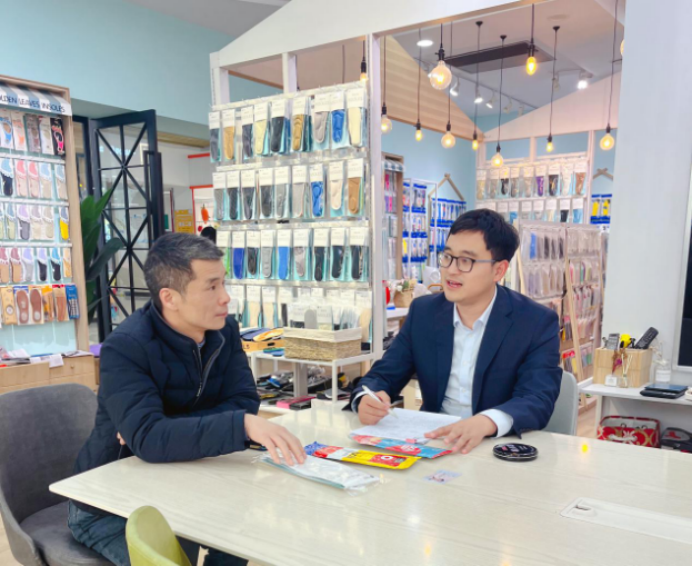 金融特派员傅剑峰在义乌国际商贸城走访客户