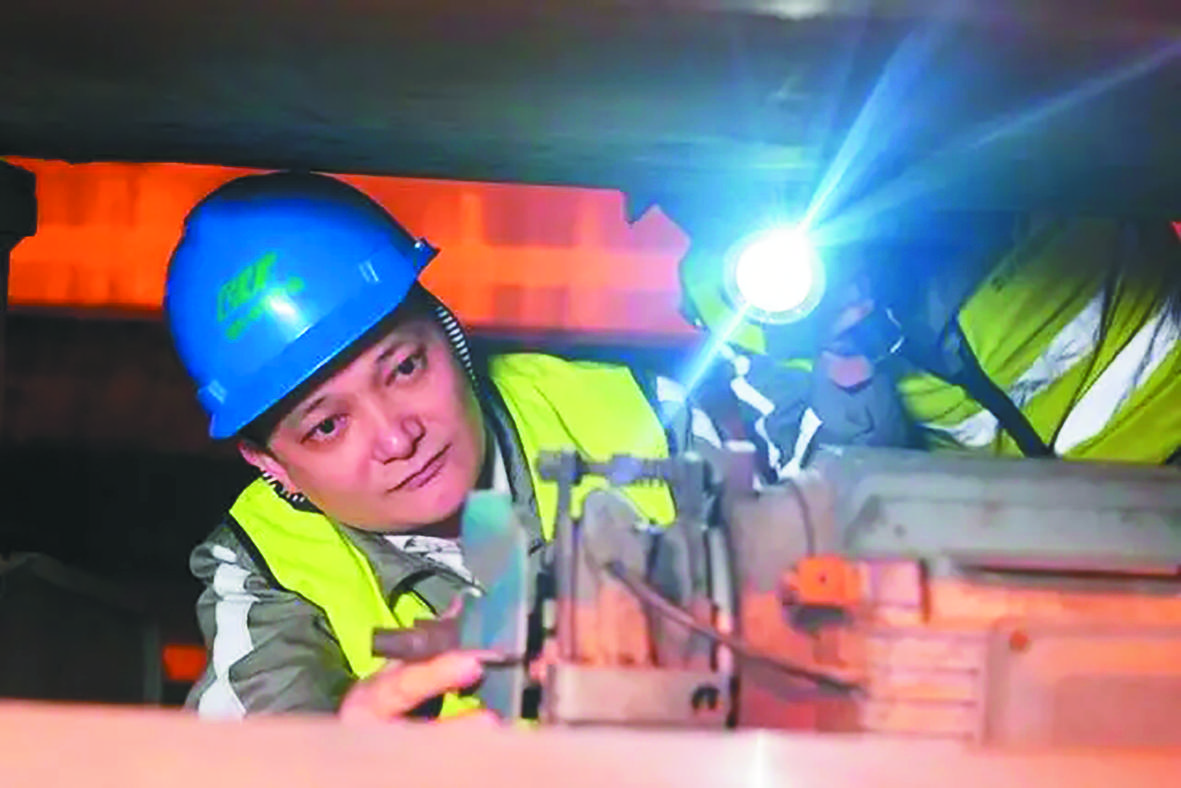 首席技师张杰对驱动电机进行调整