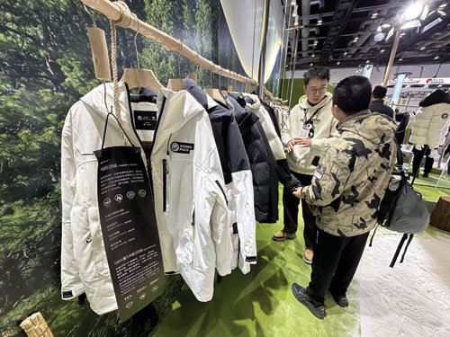 图为观众正在了解“中国熊猫”系列新品。
