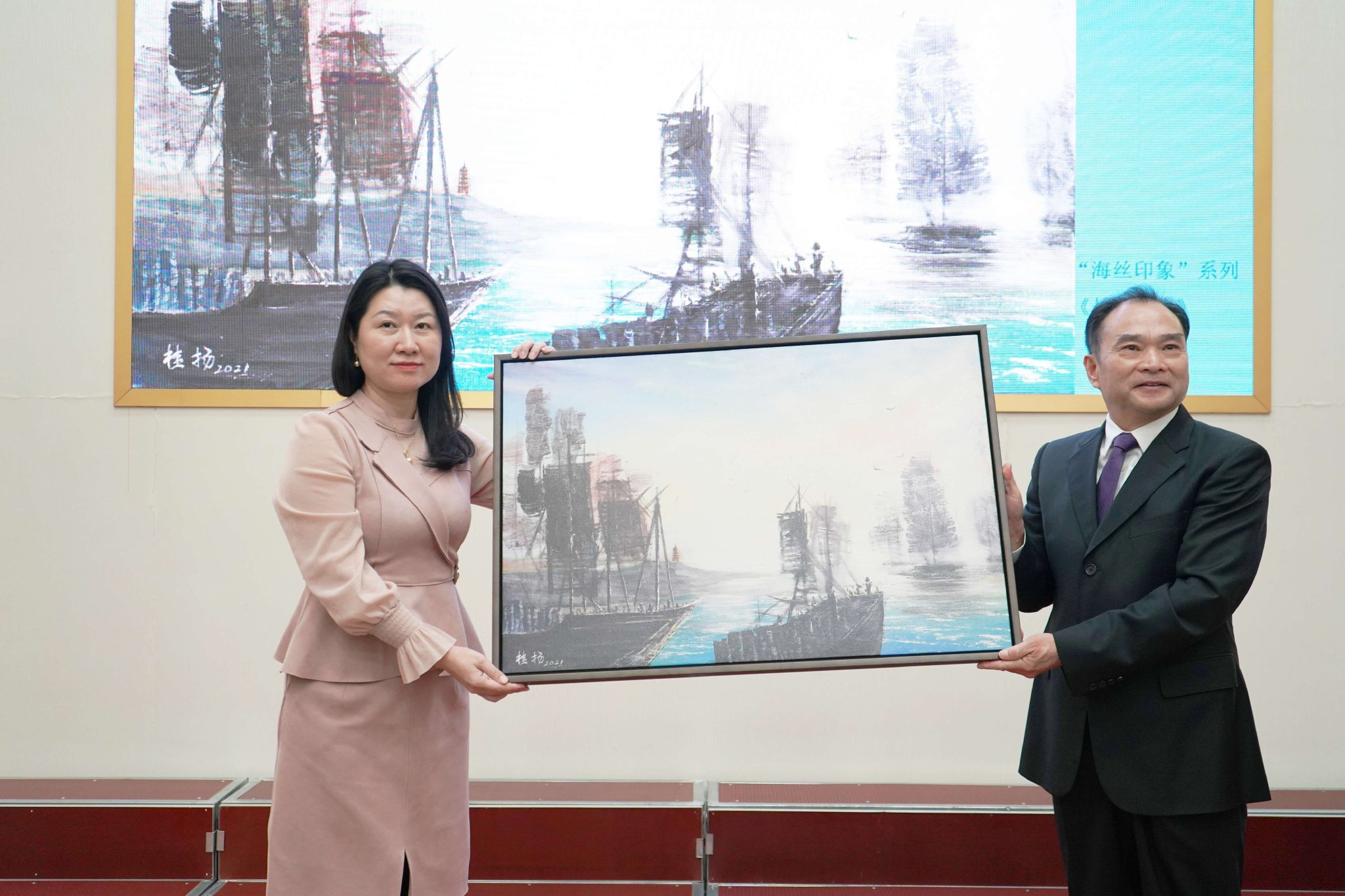 ▲福州城市代表广州市福建福州商会常务副会长兼秘书长、广州市品希文化传播有限公司总经理吴依芩(左)、袁桂扬(右)