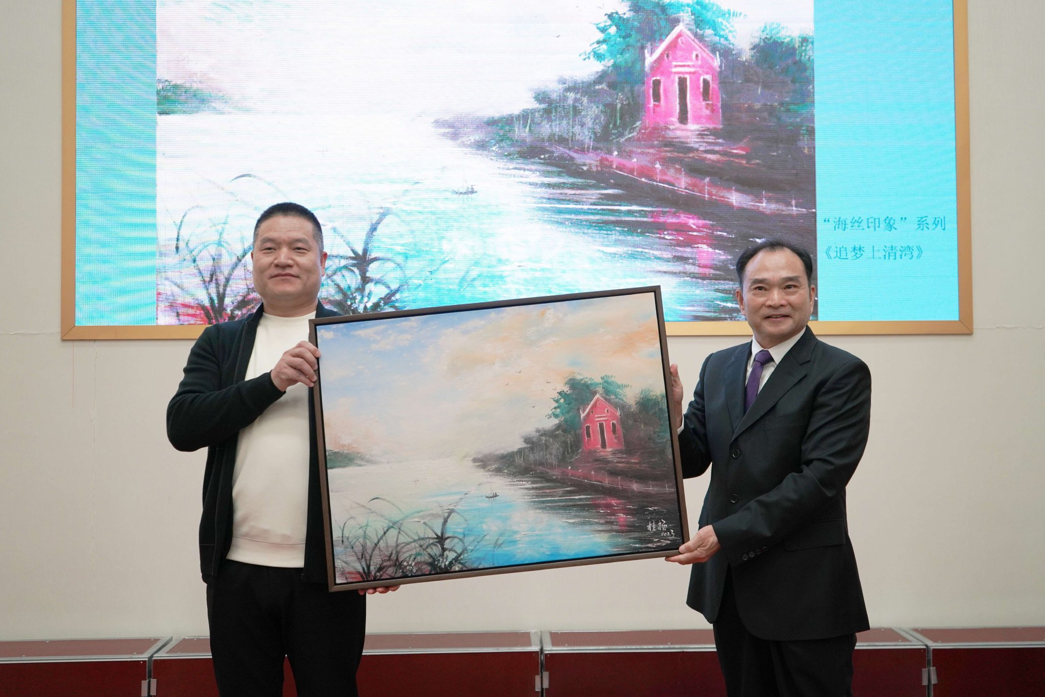 ▲肇庆市城市代表广州市工商联执委、广东省大诚医药集团总经理牛建华(左)、袁桂扬(右)