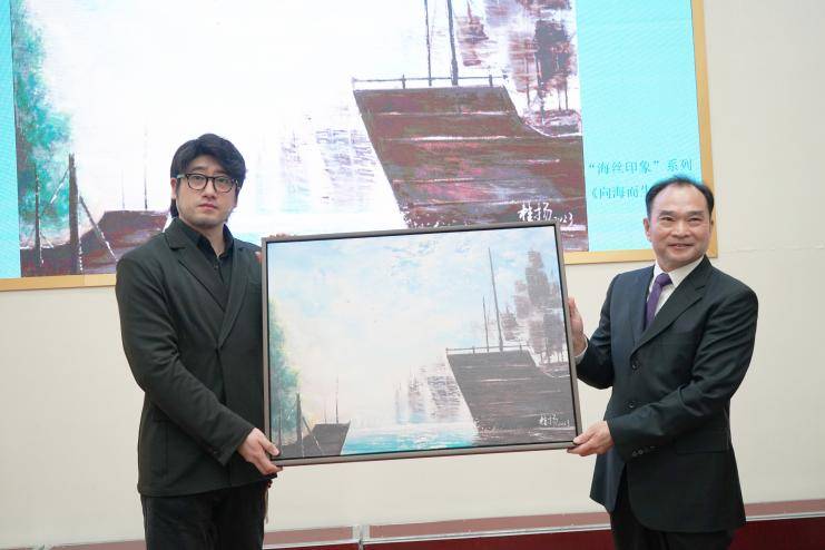 ▲太仓城市代表中国秦文研究所科技与发展顾问马宇飞(左)、袁桂扬(右)
