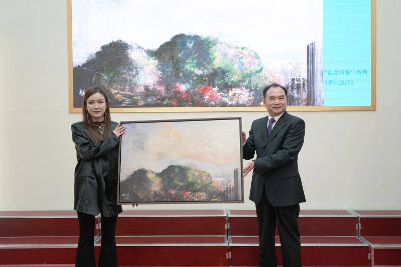 ▲珠海市城市代表珠海花时代农业科技有限公司周思琪(左)、袁桂扬(右)