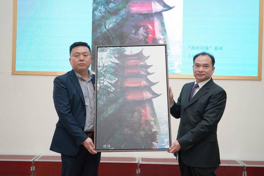 ▲宁波城市代表广东启晨科教集团副总裁彭思(左)、袁桂扬(右)