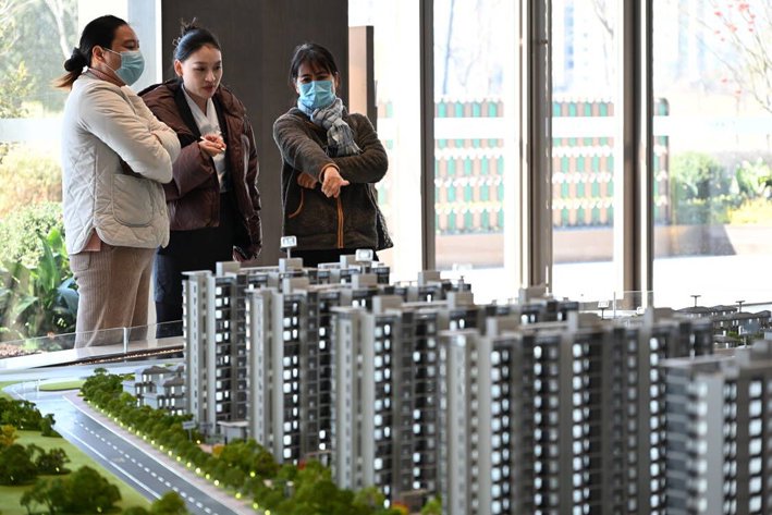 2024年1月15日,上海,奉贤安居政策发布的第一个工作日,奉贤新城在售楼盘中建御璟园吸引了不少购房者 视觉中国图