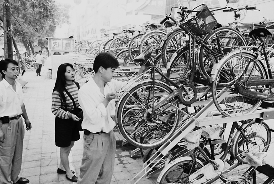 1995年,西单商业街启用了获得专利的存车装置,解决了自行车乱停放问题。吕坚摄