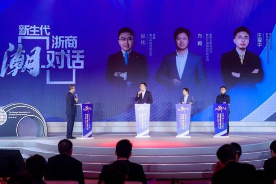 ▲现场,方毅(右二)等新生代浙商代表与知名主持人白岩松对话
