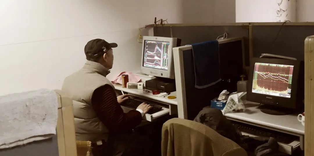 ▲投资者在红塔证券上海骊山路证券营业部里看盘交易