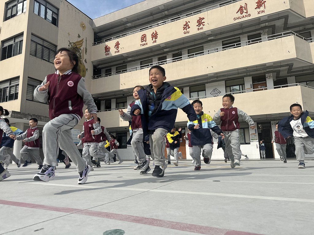 2023年11月15日，上海，浦東新區周浦小學，學生在參加課外活動。視覺中國 資料圖
