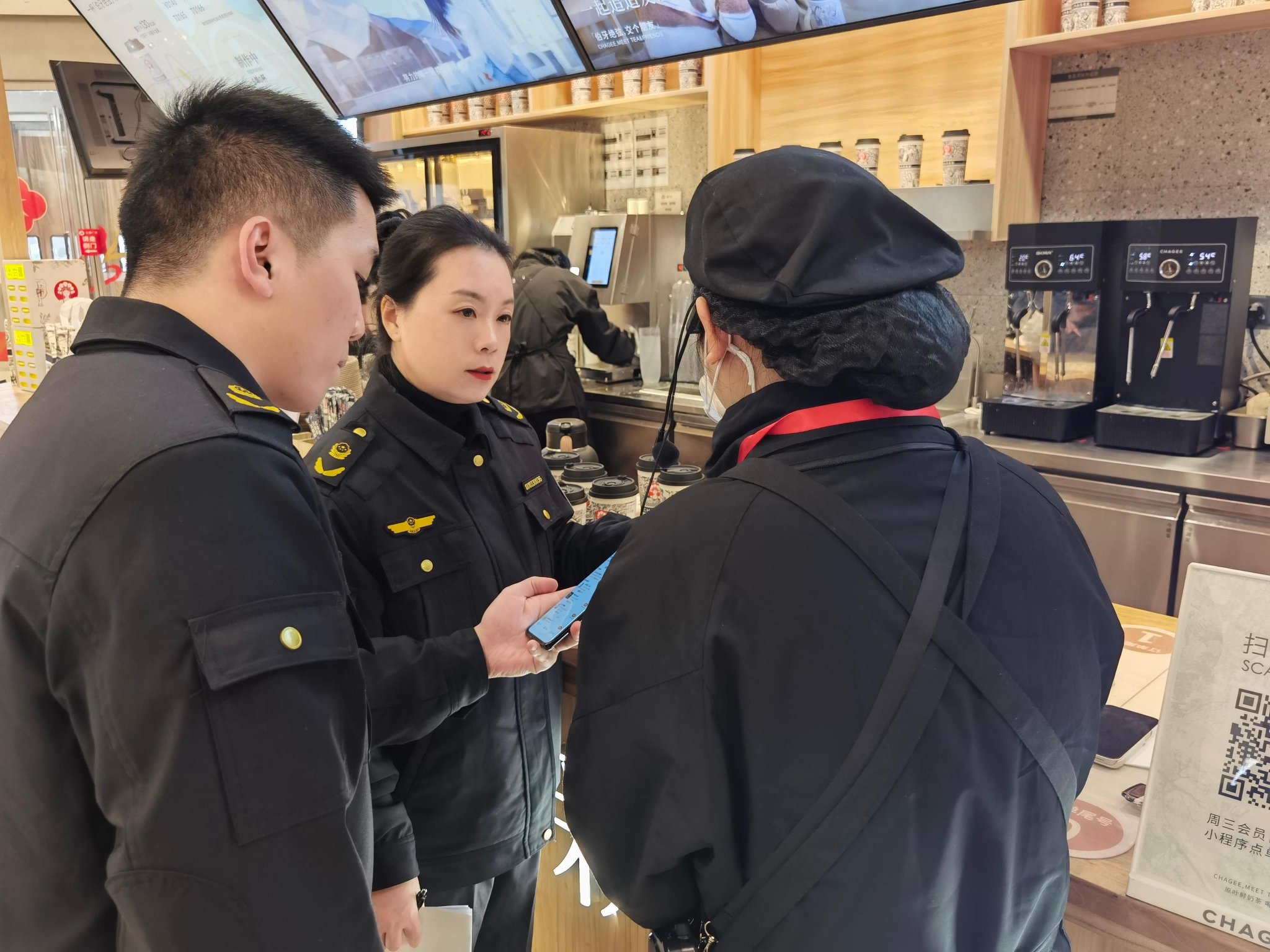 执法人员到门店检查。