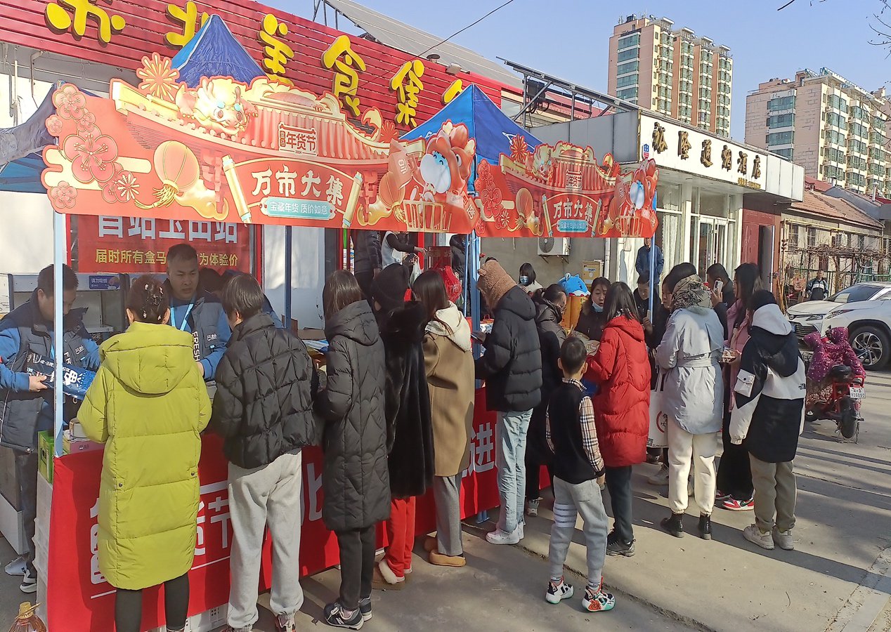(图:唐山玉田县,盒马快闪店前围满了采购年货的市民)