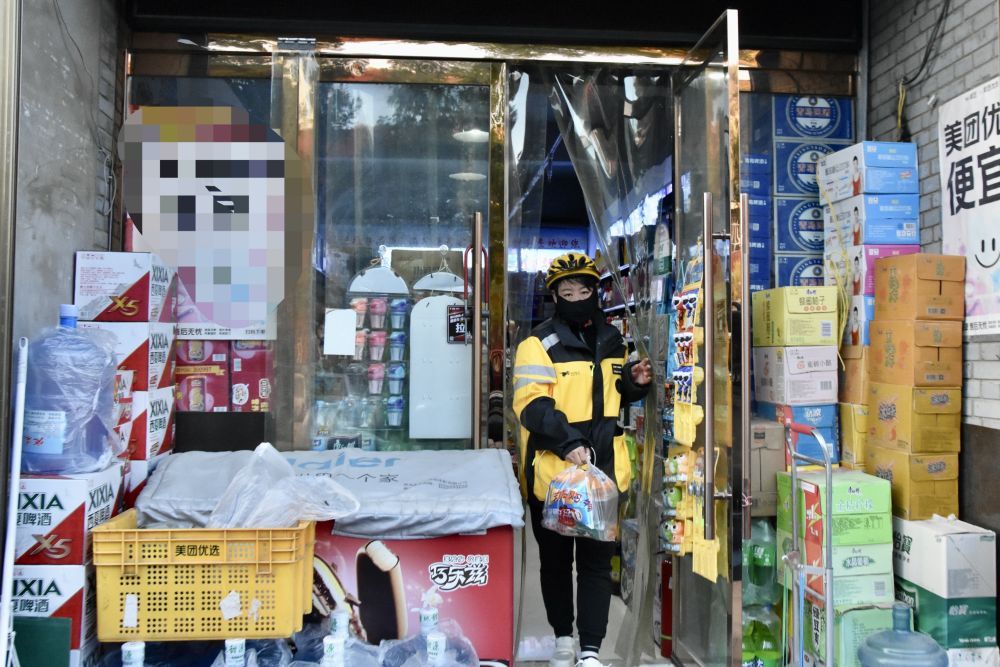吴起县外卖骑手正在配送商品
