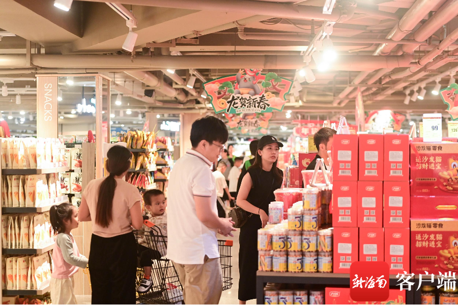 三亚沃美超市年味浓厚。记者 沙晓峰 摄