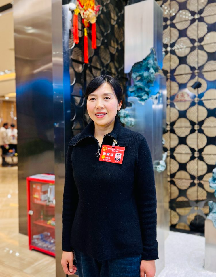 重慶市人大代表、神女文化旅遊公司導遊部經理朱德秀