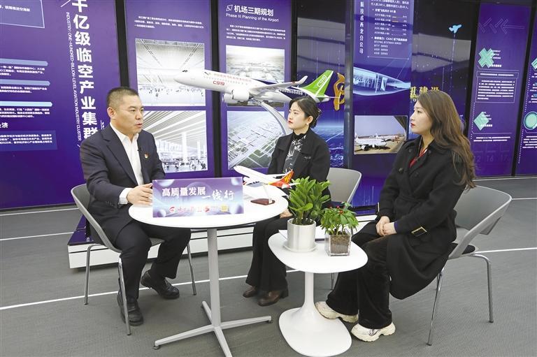 一月九日,陕西日报记者和陕西广电融媒体集团(台)记者在空港新城采访。 通讯员 弋元豪摄