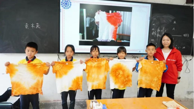 黄木英和孩子们展示扎染作品