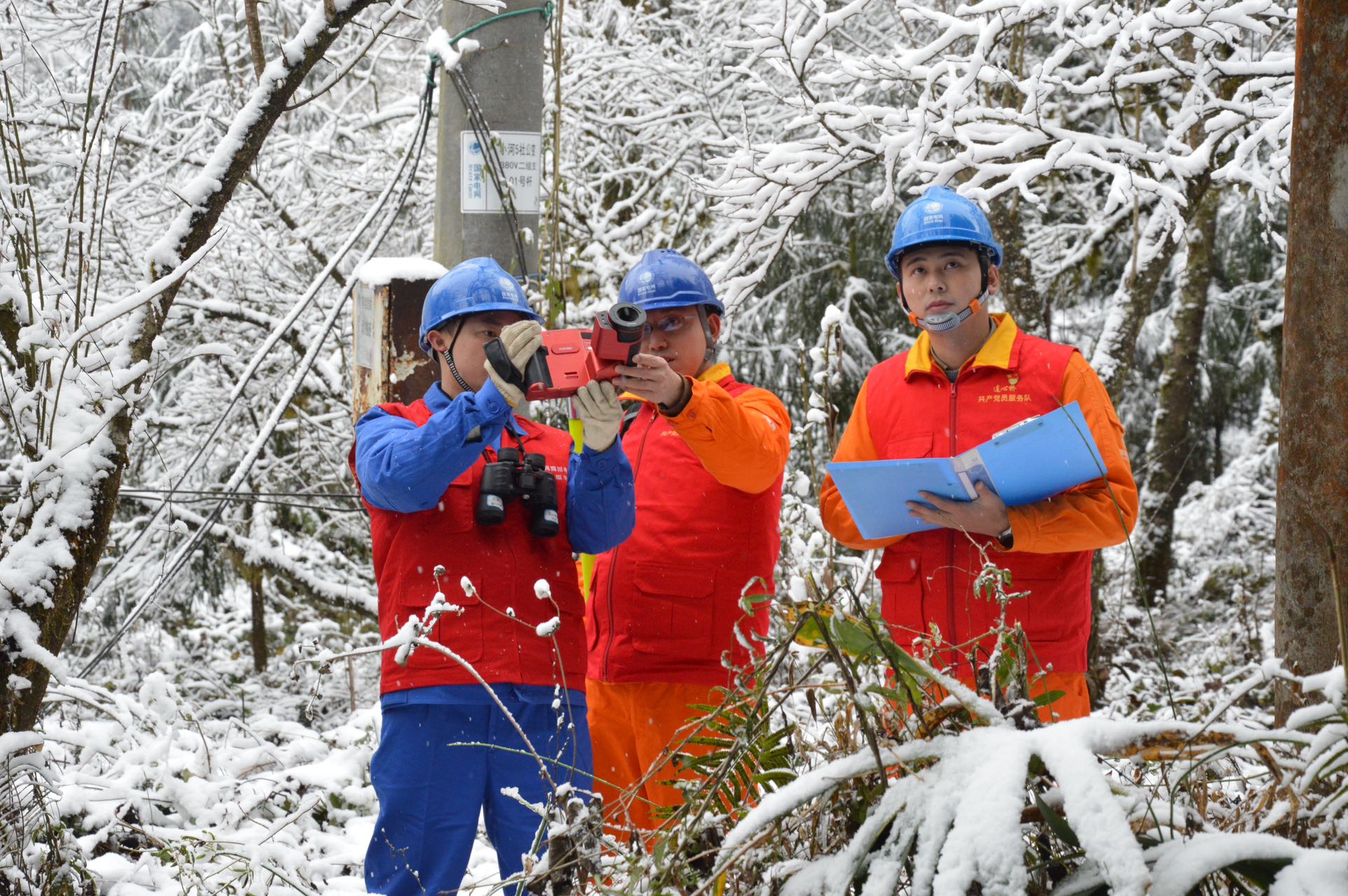 国网四川电力成都连心桥共产党员服务队在大邑西岭雪山片区开展雪后特殊巡视工作。（赵敏曦摄）
