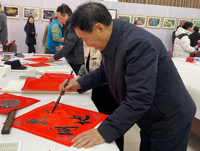 活动现场，书法艺术家书写春联福字。新京报记者 田杰雄 摄