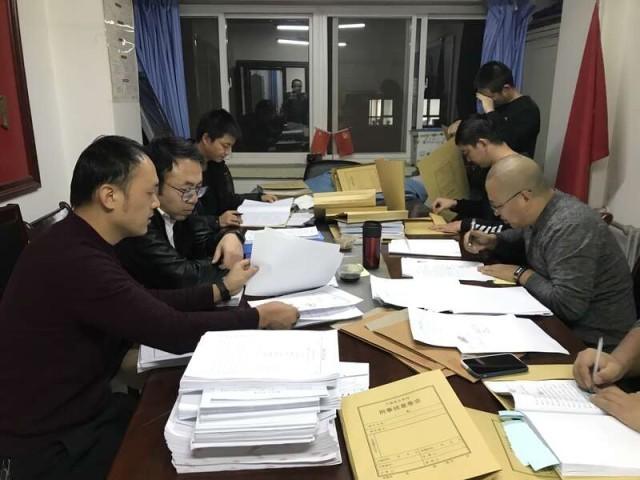 兰州市公安局民警抽丝剥茧,梳理案情。(兰州市公安局供图)