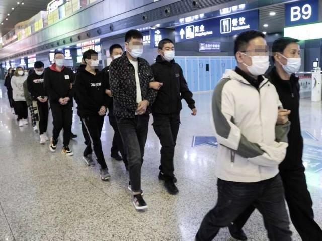 兰州市公安局民警将犯罪嫌疑人押解回兰。(兰州市公安局供图)