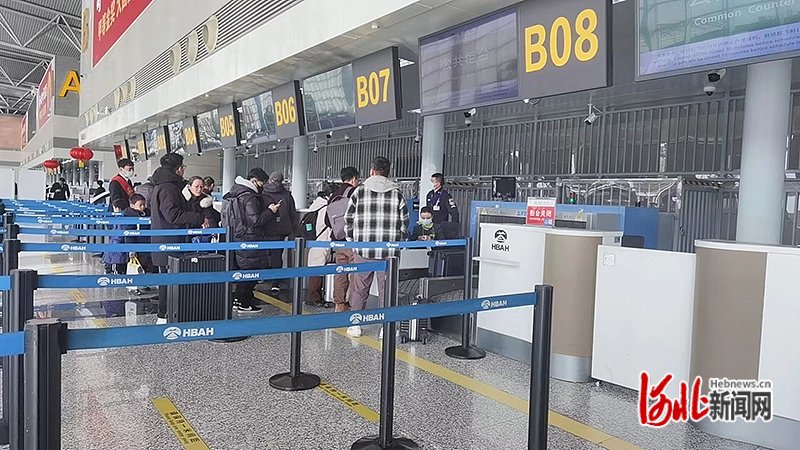 图为旅客有序办理乘机手续。