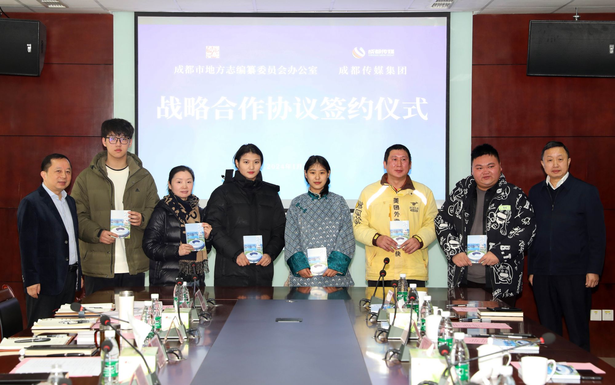 市地方志办和成都传媒集团向六位市民代表，赠送《成都微记录（2023）》 周勇良/摄