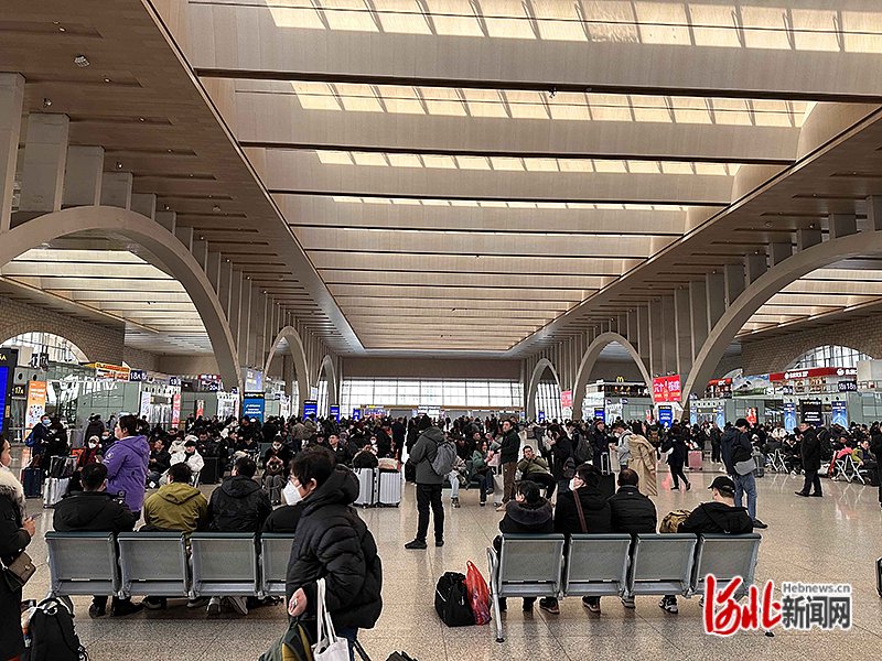 图为旅客在石家庄站候车大厅候车。