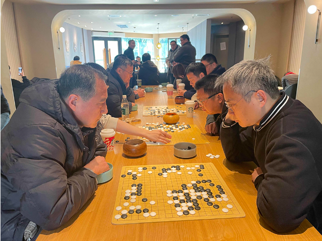 星巴克中间大桌都是下棋的人,不少人买一杯咖啡就在这里下棋。