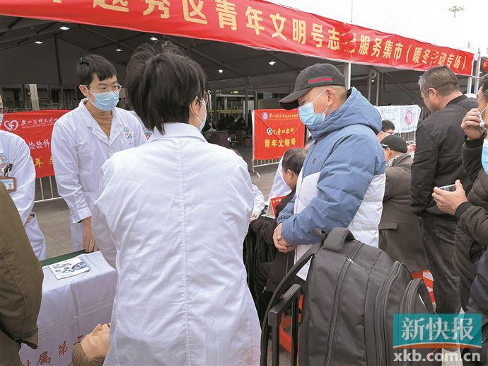 文大叔在广州火车站广场认真地向医务人员学习急救知识。新快报记者 夏世焱/摄