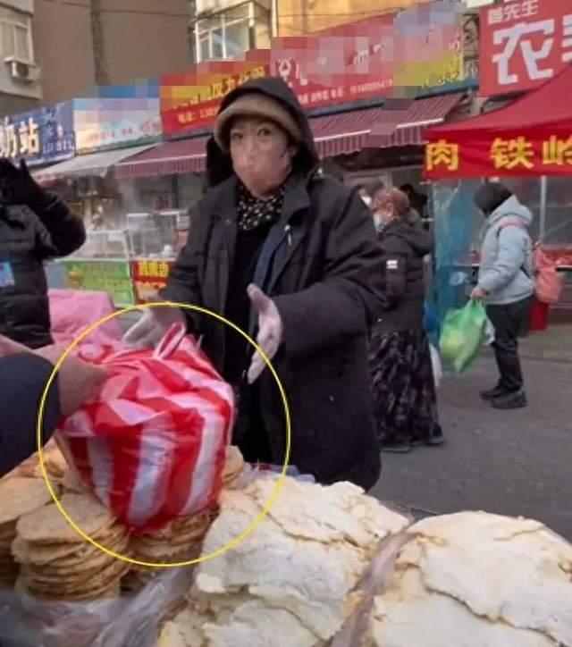 涉事商贩出售的700元的鱿鱼干 视频截图