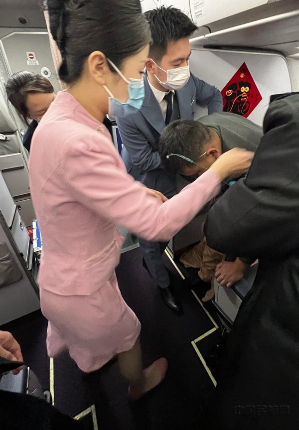 吉祥乘务组及时保障发病旅客(吉祥航空供图)