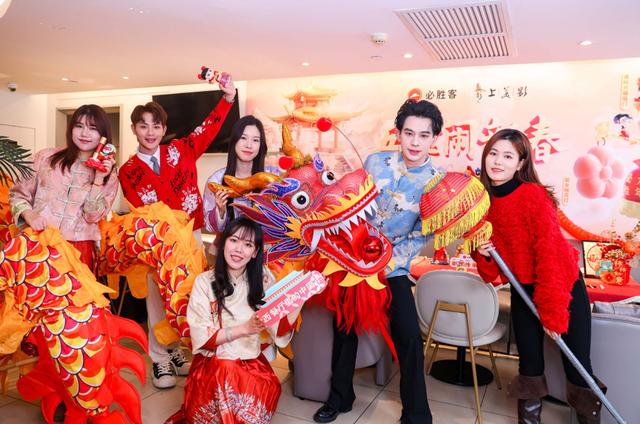 消费者走进必胜客，一起欢度“西餐厅里的动画中国年”。受访者供图