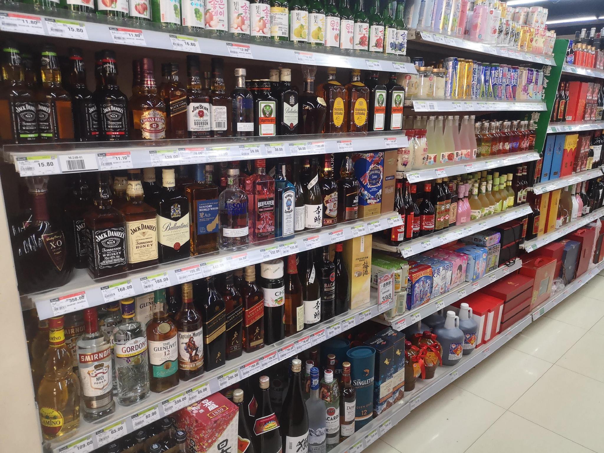 超市酒类货架上，威士忌产品占比较少且国外品牌居多。